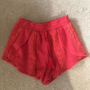 Flowy lace shorts with tie